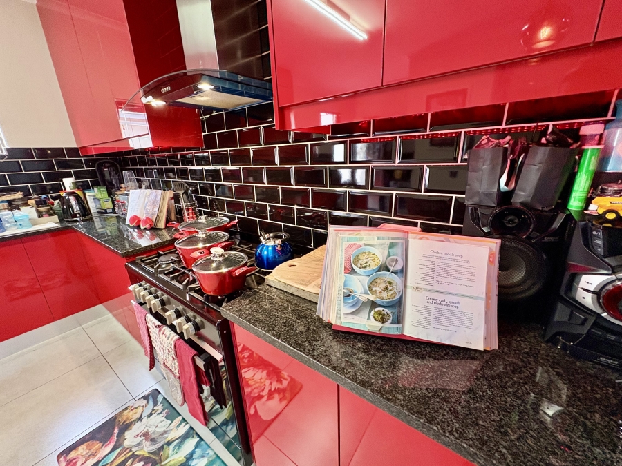 5 Bedroom Property for Sale in Parklands North Western Cape